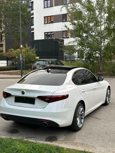 Biała Alfa Romeo — widok z tyłu i prawej strony, realizacja koordynacji napraw AmerImport