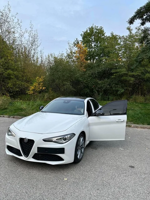 Biała Alfa Romeo — widok z przodu, realizacja koordynacji napraw AmerImport